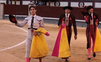 Manuel Larios dando la vuelta al ruedo en Las Ventas. (FOTO:Iván de Andrés/Burladero.com)